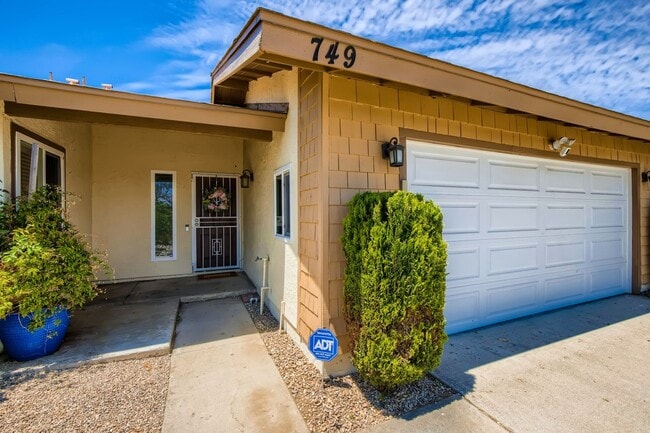 Building Photo - Impressive Oceanside Home For Rent