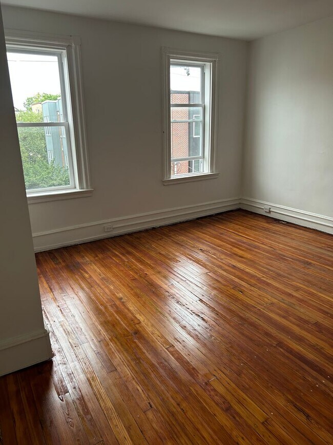 Building Photo - Newly Renovated 2 Bedroom 1 Bath -- Fabric...