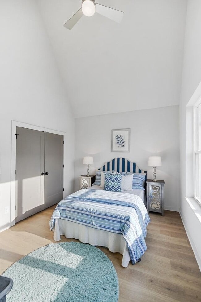 Building Photo - Gorgeous 3 bedroom end unit townhome with garage