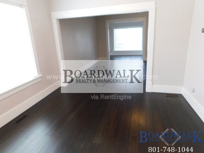 Building Photo - 657 Warnock Ave