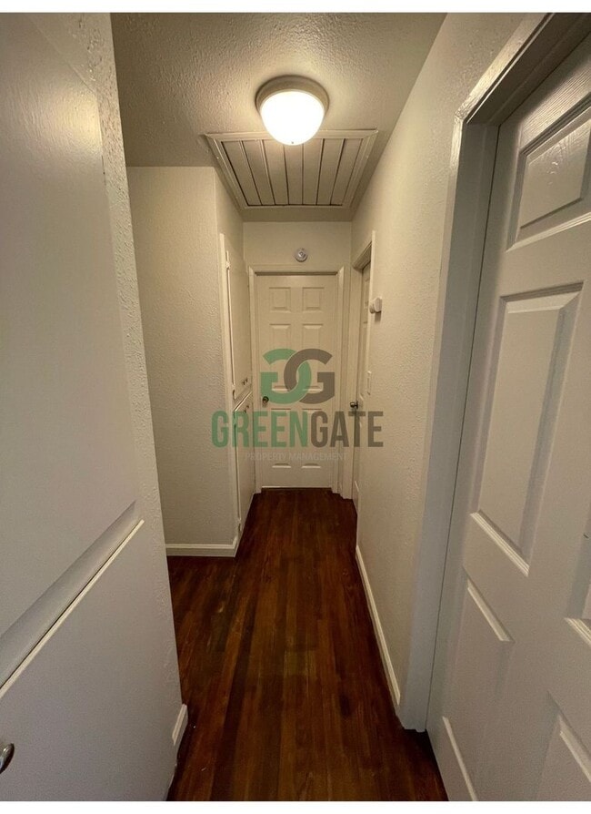 Building Photo - BEAUTIFUL 3 BEDROOM 2 BATH HOME MOVE IN RE...