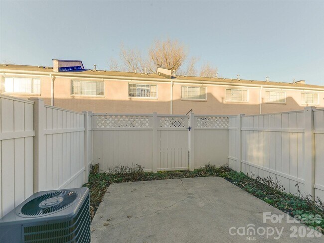 Building Photo - 1224 Green Oaks Ln