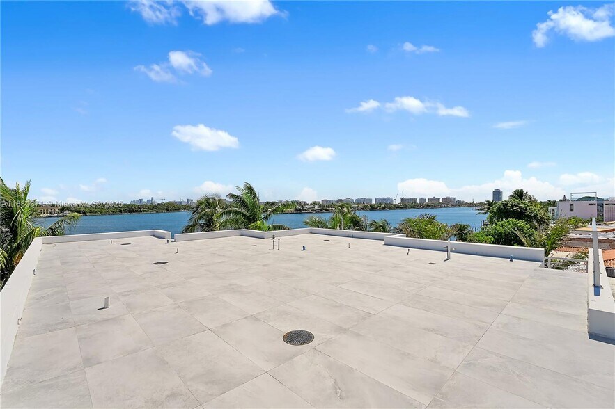 Building Photo - 1225 S Biscayne Point Rd