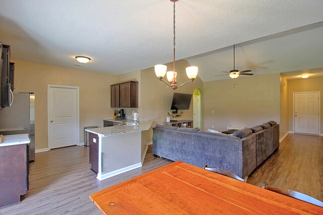 Building Photo - 50 Sunflower Cir NE