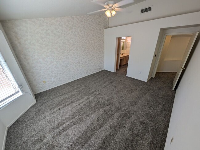 Building Photo - 10113 Cresent Creek Dr