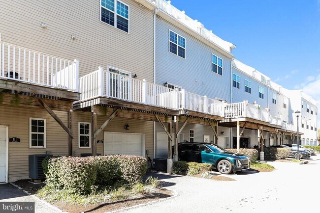 Building Photo - 113 Royal Mews