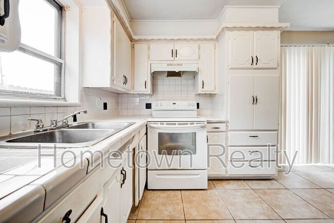 Building Photo - 1833 NE 51st St