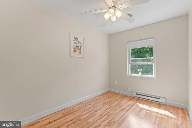 Primary Photo - 121 Carnival Dr