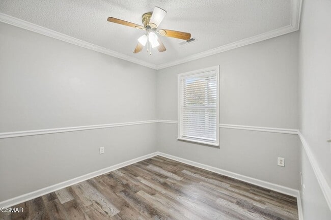 Building Photo - Spacious & Grand Living!!!