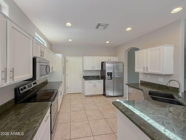 Building Photo - 203 W Cedar Dr