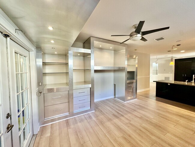 Building Photo - 702 Via Toscana Via