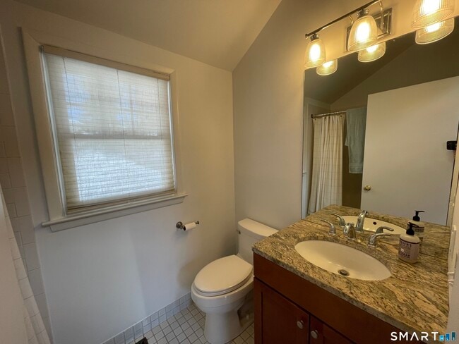 Building Photo - 113 Kings Hwy N