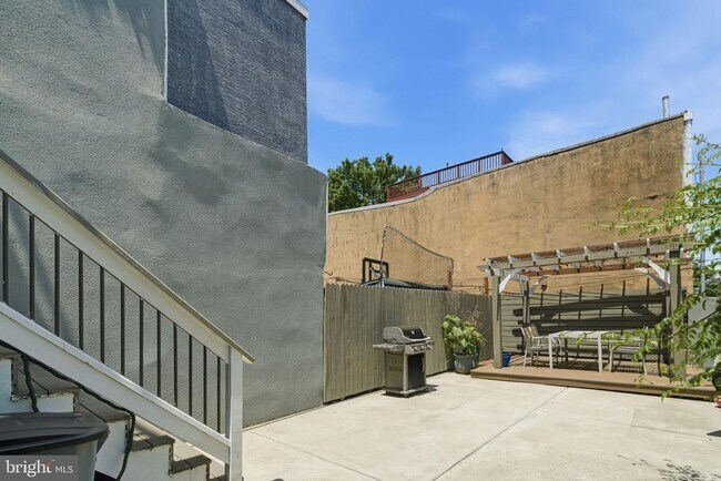 Building Photo - 2525 Brown St