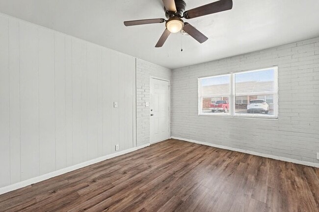 Building Photo - 704 W Oak St