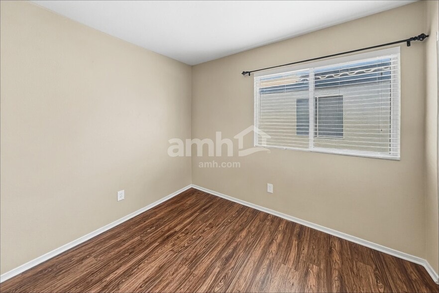 Building Photo - 1717 Cedar Bluffs Way