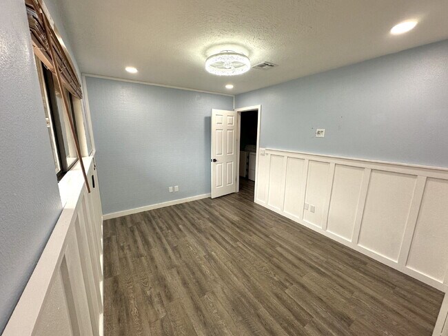 Building Photo - "Charming 2-Bed, 2-Bath Townhouse with Cozy Fireplace in Prime St. George Location!"