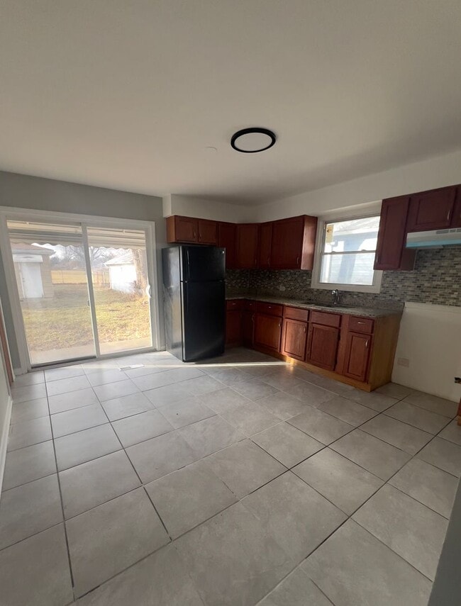 Building Photo - Beautiful and spacious 3 Bedroom 1 Bath House in Calumet City, IL MUST SEE