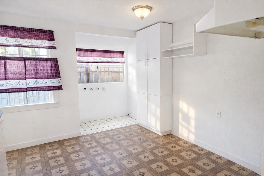 Building Photo - 1007 W 74th St