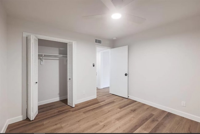 Building Photo - 2425 Ashdale Dr