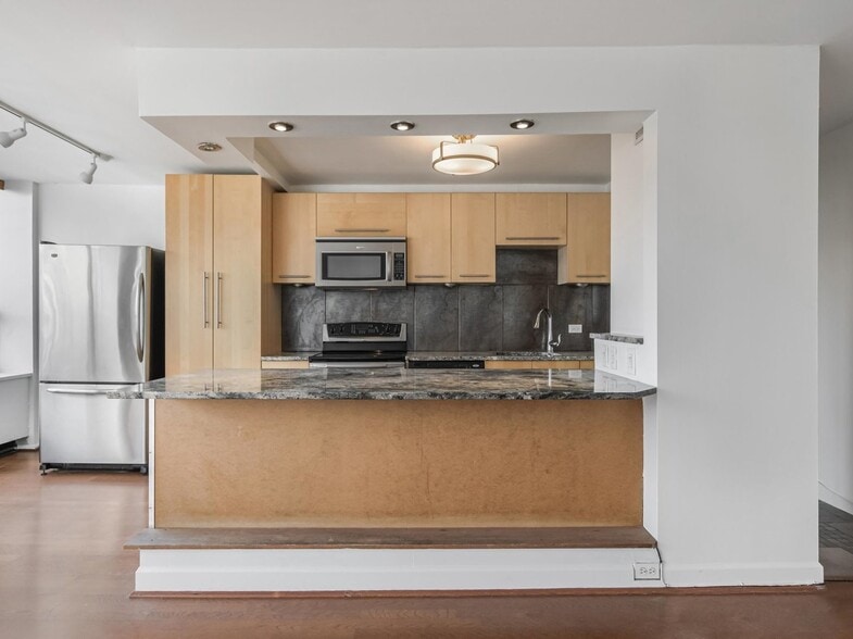 Building Photo - 1455 N Sandburg Ter