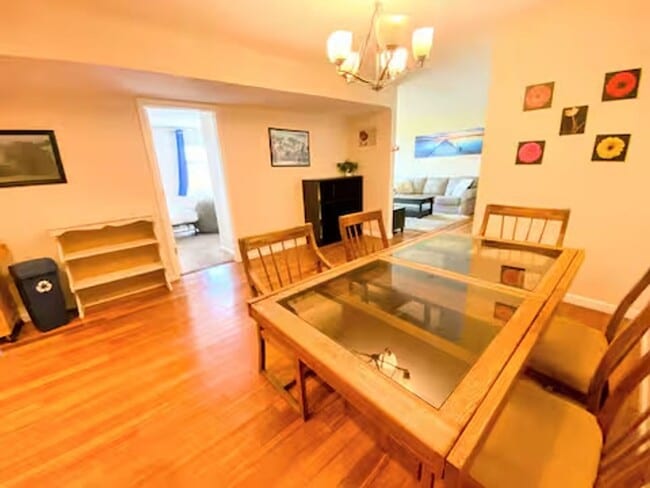 Building Photo - Intern Housing Available-Furnished Flexible lease terms Large 3 bedroom, 2 bathroom peaceful condo