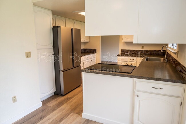 Building Photo - 1418 Tule Lake Dr S