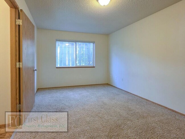 Building Photo - 1908 NE 46th Ave