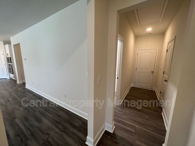 Building Photo - 102 Lariat Ct