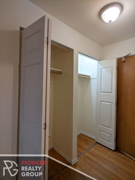 Building Photo - 665 W Wrightwood Ave