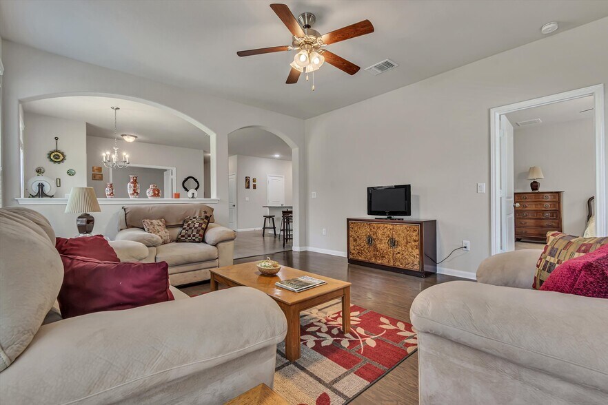Building Photo - 711 Rolling Oak Dr