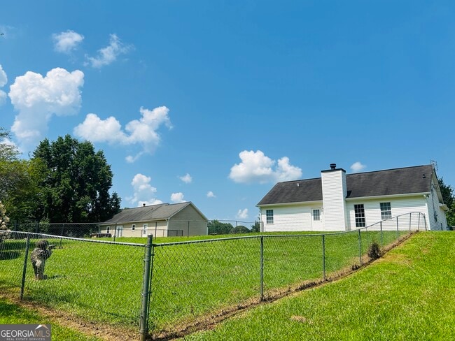 Building Photo - 210 Shamrock Way