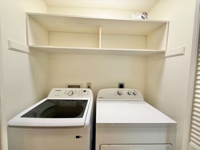 Building Photo - Newly Remodeled 3BD, 2.5BA Townhouse in Ca...