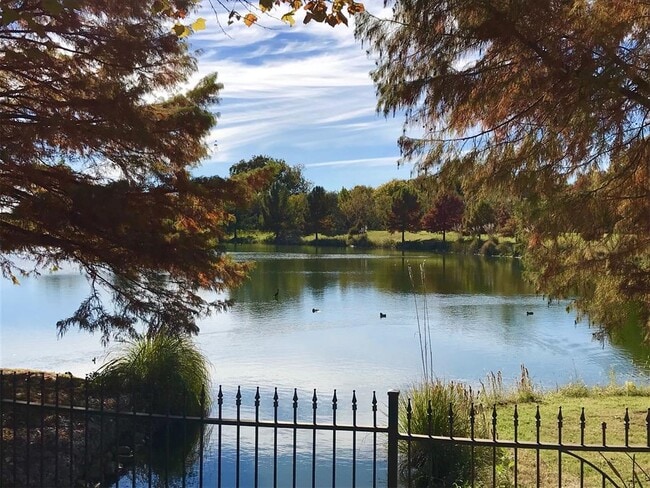 Building Photo - 405 Edwards Dr