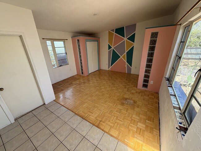 Building Photo - Central Tucson charming historic adobe home