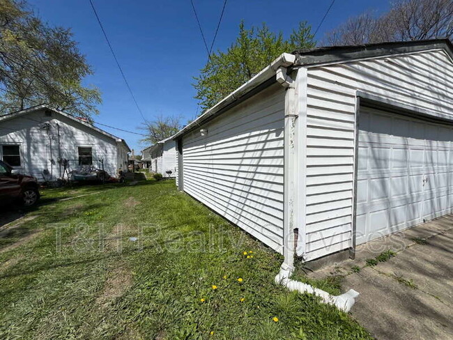 Building Photo - 941 N Drexel Ave