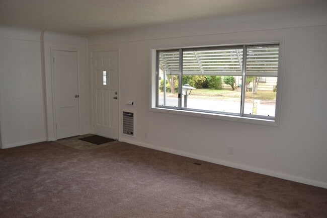 Building Photo - Quaint two-bedroom charmer in Northeast Salem