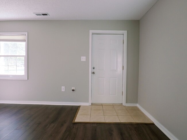 Building Photo - Cozy 2-Bedroom Home on Half an Acre in Nor...