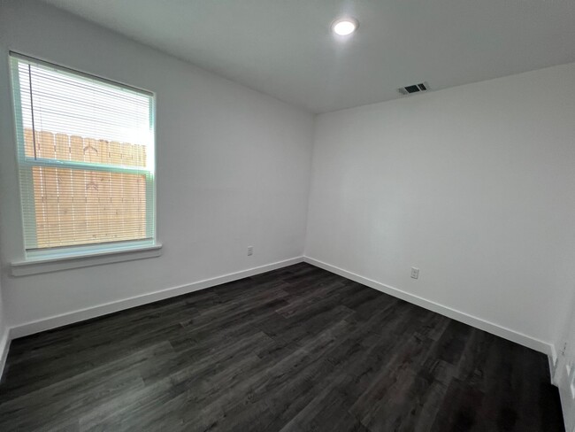 Building Photo - Updated 3-Bedroom Townhome for Rent in Eas...