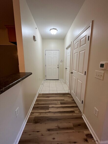 Building Photo - 616 Marshtree Ln