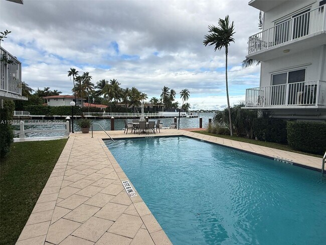 Building Photo - 10250 W Bay Harbor Dr