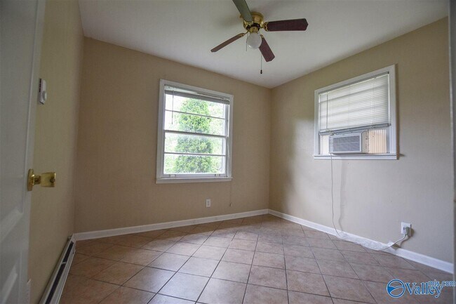 Building Photo - 1512 Oakwood Ave NE