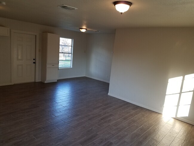 Building Photo - 5227 Vlg Gln Dr