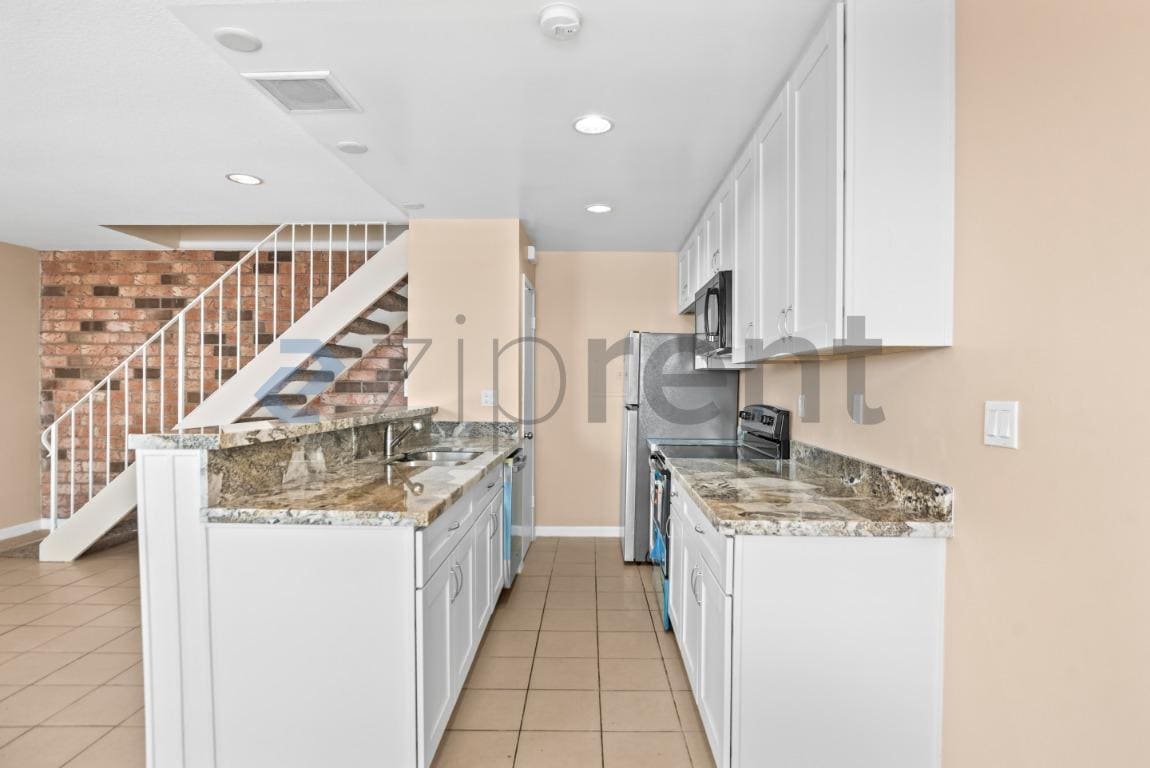 Building Photo - Unit 3