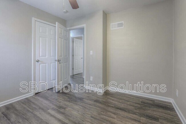 Building Photo - 10325 Smalley Ave