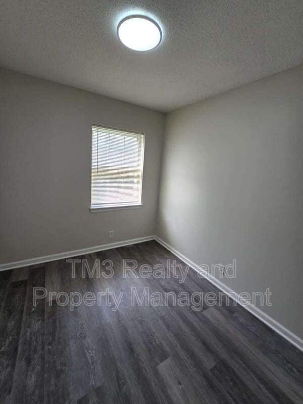 Building Photo - 1602 E Kansas City Rd