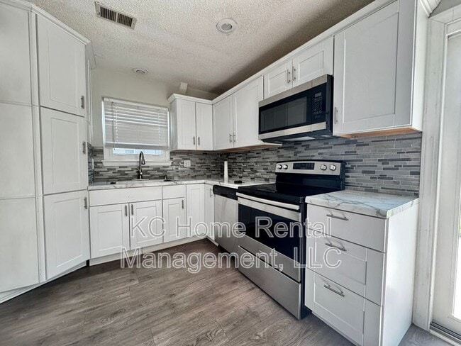 Building Photo - 8592 Perry Ln