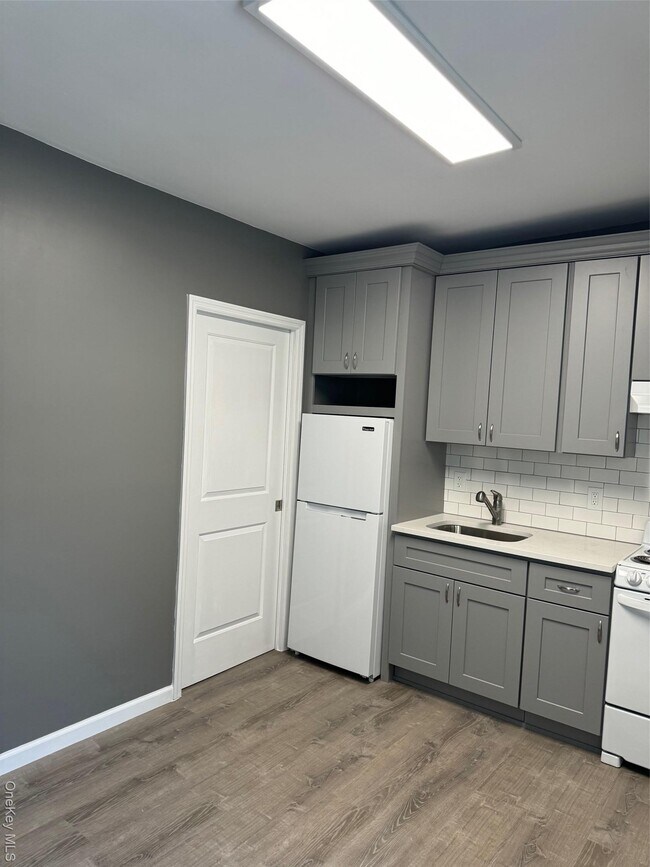 Building Photo - 21 Collegeview Ave