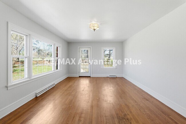 Building Photo - Beautiful brick home with full basement in Prospect