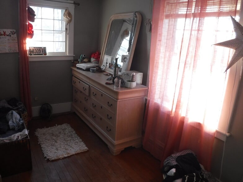 Building Photo - 32 College Ave