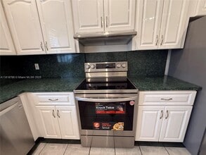 Building Photo - 1721 NE 48th Ct